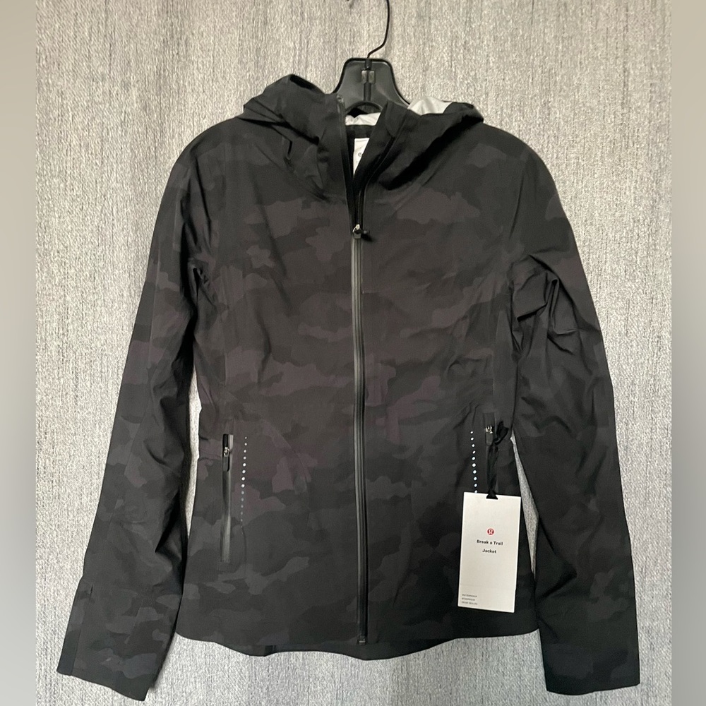 Lululemon NWT Break a trail jacket in camo size 2